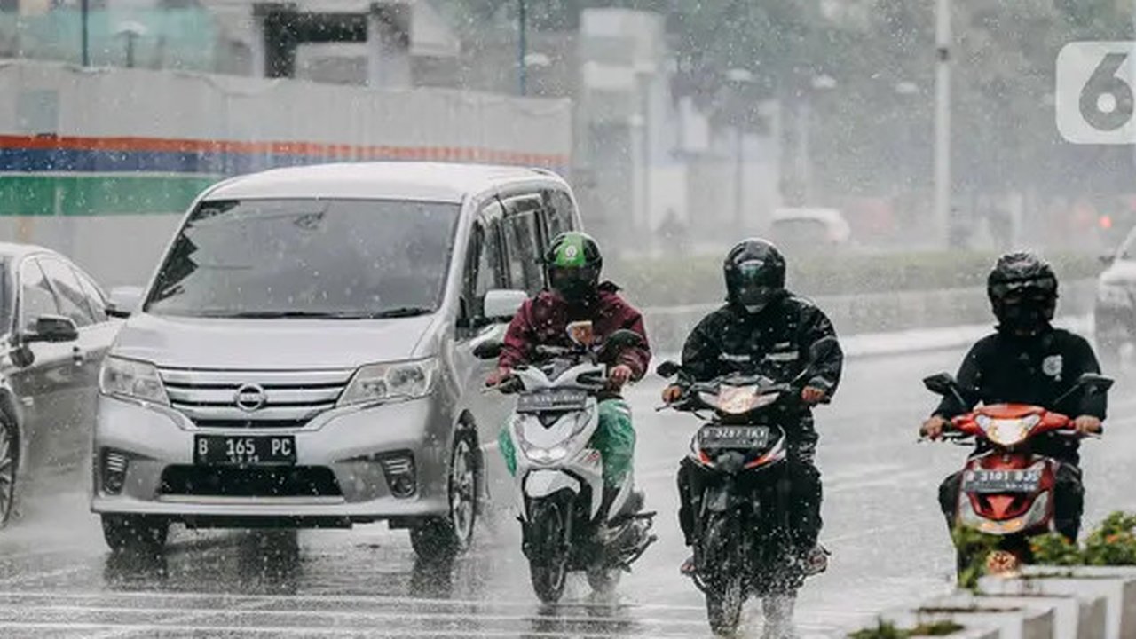 Hati-Hati! Hujan Disertai Petir Diprediksi Landa Jakarta Hari Ini