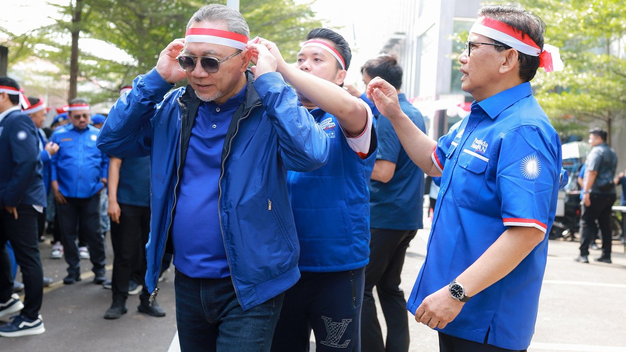 Momen Seru Zulhas, Mendag dan Mendes Lomba Makan Kerupuk-Estafet Belut di Perayaan HUT Ke-80 RI