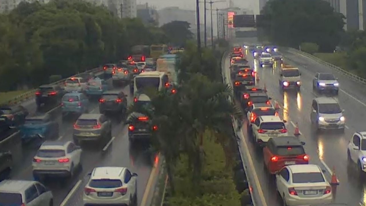 Diguyur Hujan, Kemacetan Jakarta Diperparah Proyek Galian
