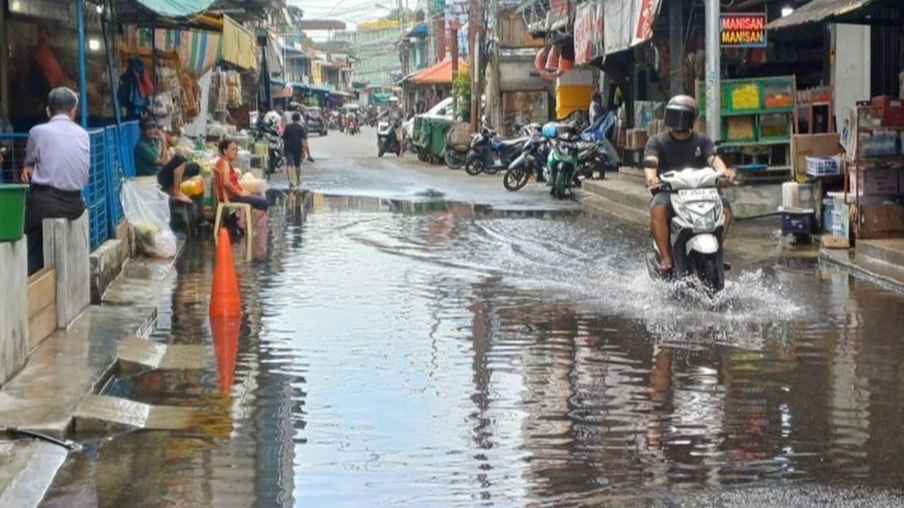 BMKG memperingatkan potensi banjir rob di pesisir Kepulauan Riau pada 13-19 Mei 2025 akibat fenomena bulan purnama, berdampak pada aktivitas pelabuhan dan pemukiman.