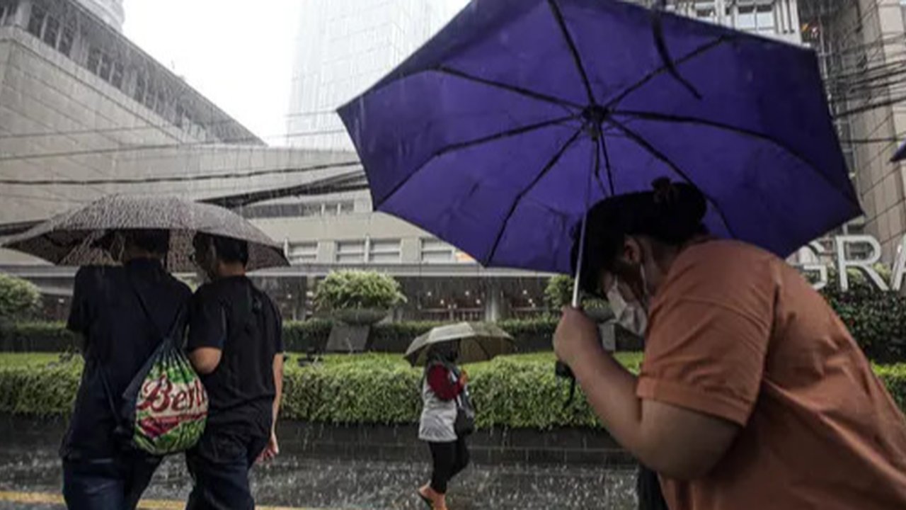 Sejumlah kendaraan melintas saat hujan di Bundaran HI, Jakarta, Jumat (18/2/2022). BMKG mengungkapkan potensi curah hujan meningkat dan cuaca ekstrem sepanjang 17-23 Februari 2022. Sejumlah w