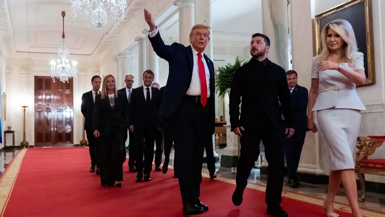 Presiden Donald Trump (tengah) berjalan di Cross Hall bersama Presiden Ukraina Volodymyr Zelenskyy, diikuti oleh Perdana Menteri Inggris Keir Starmer, Presiden Prancis Emmanuel Macron, Kanselir Jerman Friedrich Merz, Perdana Menteri Italia Giorgia Meloni, Presiden Finlandia Alexander Stubb, Sekretaris Jenderal NATO Mark Rutte, dan Presiden Komisi Eropa Ursula von der Leyen, di Gedung Putih,  Washington, Senin, (18/08/2025) waktu setempat.