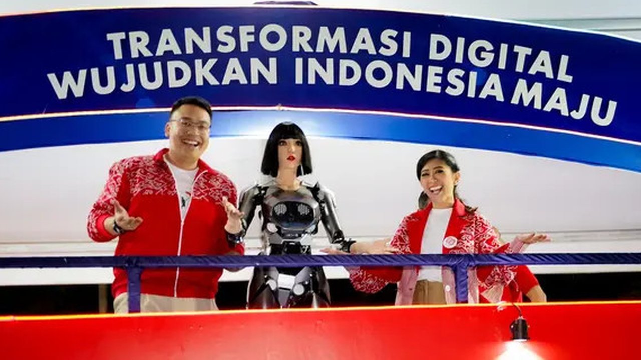 Menteri Komunikasi dan Digital, Meutya Hafid, dan robot AI saat di atas Truk Digital Kemkomdigi untuk meriahkan Karnaval HUT RI ke-80. (Doc: Kemkomdigi)
