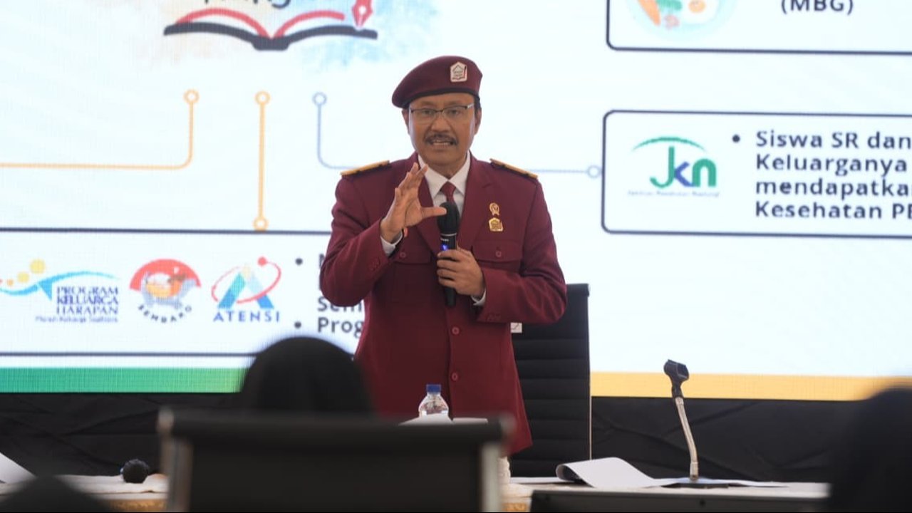 Mensos Gus Ipul Kenalkan Seragam Almamater Sekolah Rakyat