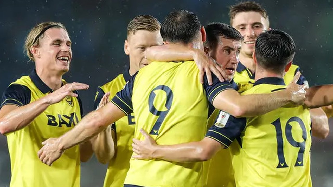 Pelatih Oxford United, Gary Rowett, memimpin anak asuhnya menghadapi Liga Indonesia All Star pada laga pertama Grup A Piala Presiden 2025 di Stadion Utama Gelora Bung Karno (SUGBK), Jakart