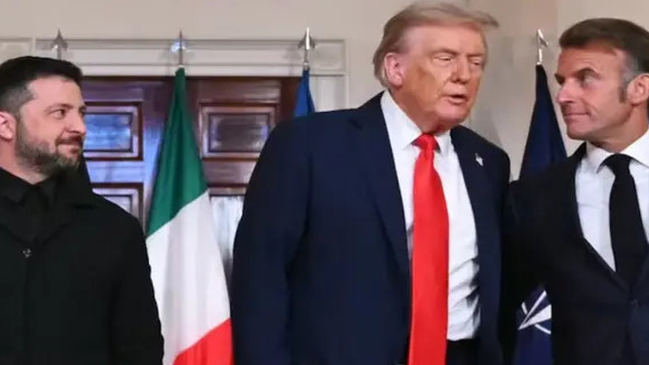Obrolan Donald Trump dan Emmanuel Macron pada Senin (18/8/2025) di Gedung Putih, AS, bocor. Sebut Putin ingin membuat kesepakatan dengannya (Dok. AFP).