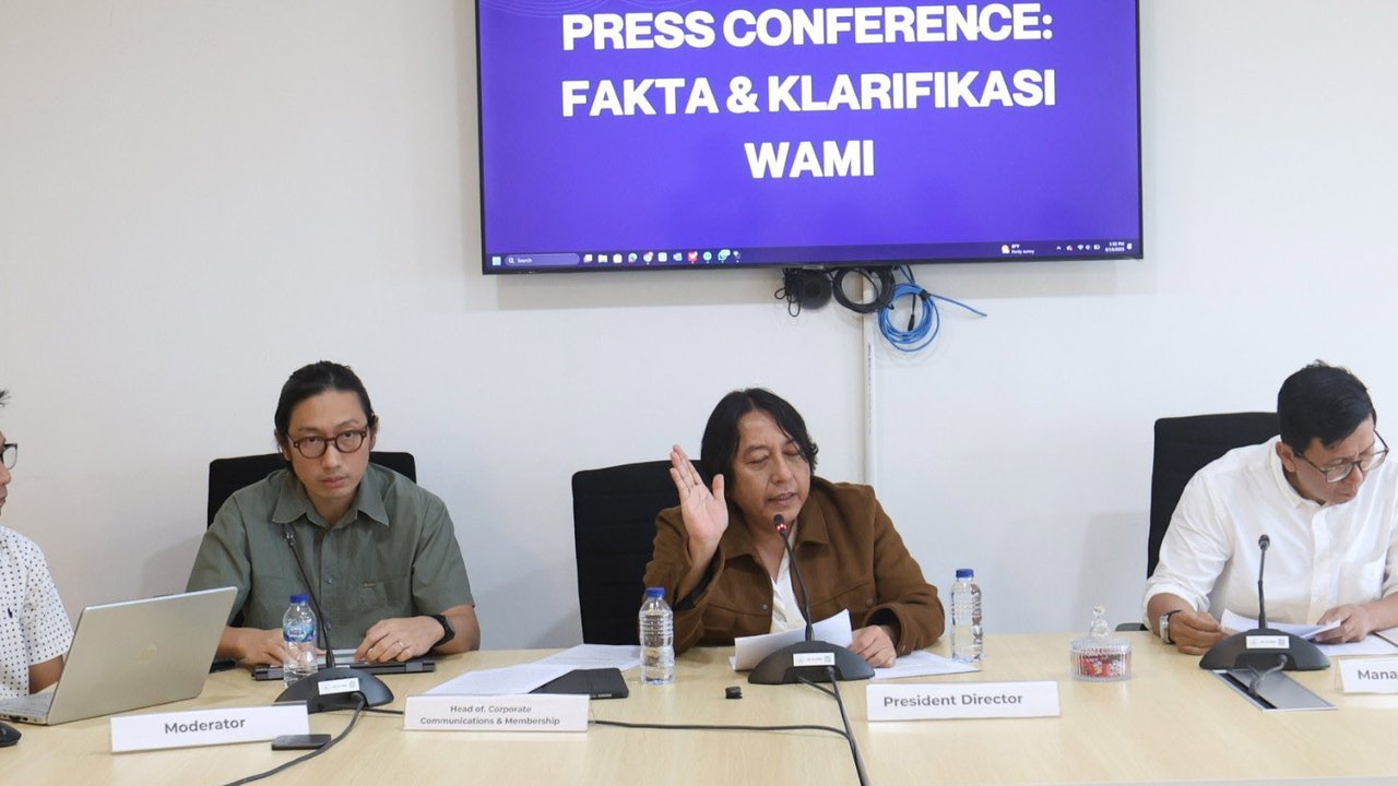President Direktur WAMI Adi Klaproject saat memberikan klarifikasi terkait fakta dan isu yang beredar soal royalti Musisi dan pencipta lagu yang sedang ramai di sosial media di kawasan pancoran, Jakarta, Selasa (19/08/2025).