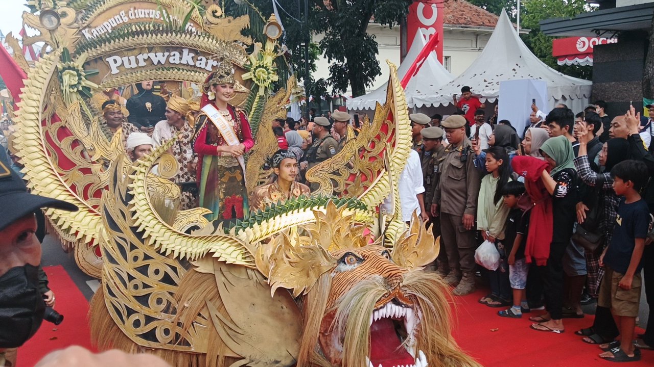 Warga Tumpah Ruah! Kirab Budaya HUT ke-80 Jabar Bikin Bandung Meriah