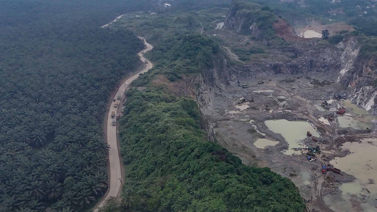 Foto udara pekerja menggunakan alat berat menambang batu dan pasir di Parung Panjang, Kabupaten Bogor, Jawa Barat, Selasa (19/08/2025).