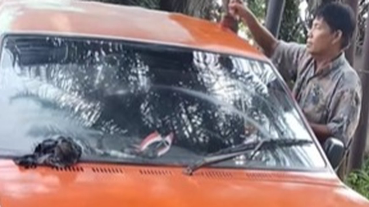 Unik dan Kreatif, Pria Paruh Baya Cat Mobil Pakai Kuas Rumah, Hasilnya Bikin Kaget