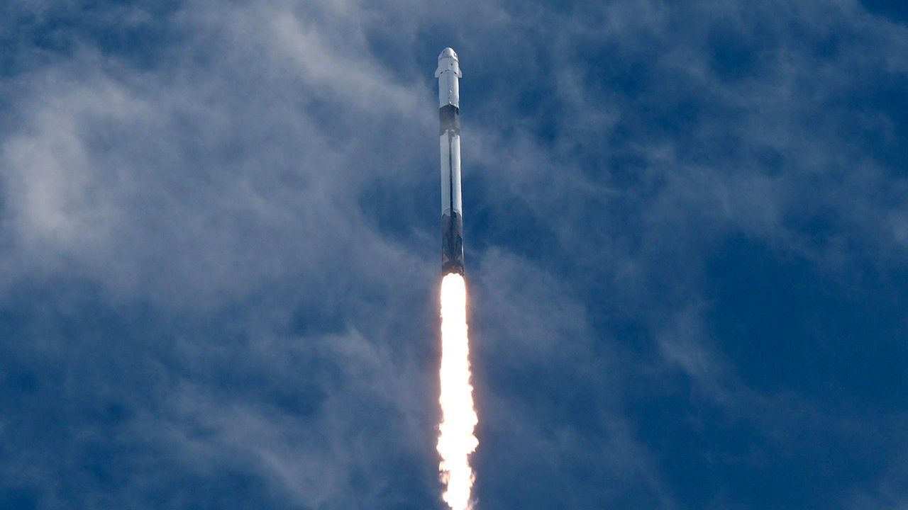 Roket SpaceX Falcon 9  yang membawa kapsul Dragon  dengan empat awak gabungan AS-Jepang-Rusia lepas landas dari Landasan Peluncuran 39-A Kennedy Space Center di Cape Canaveral, Florida, Jumat (01/08/2025) waktu setempat.