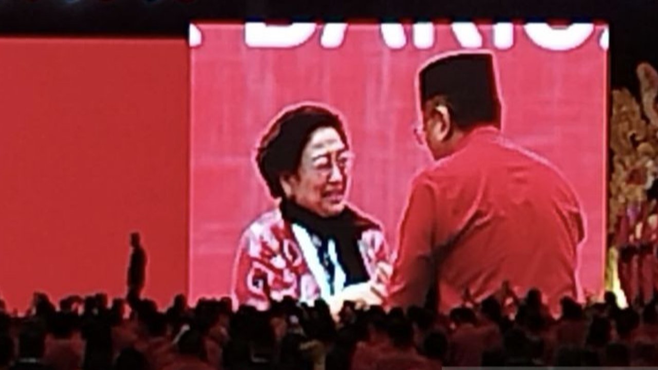 Tangis Megawati Pecah saat Hasto Mendadak Hadiri Kongres PDIP, Dipeluk dan Cium Tangan hingga Kader Teriak