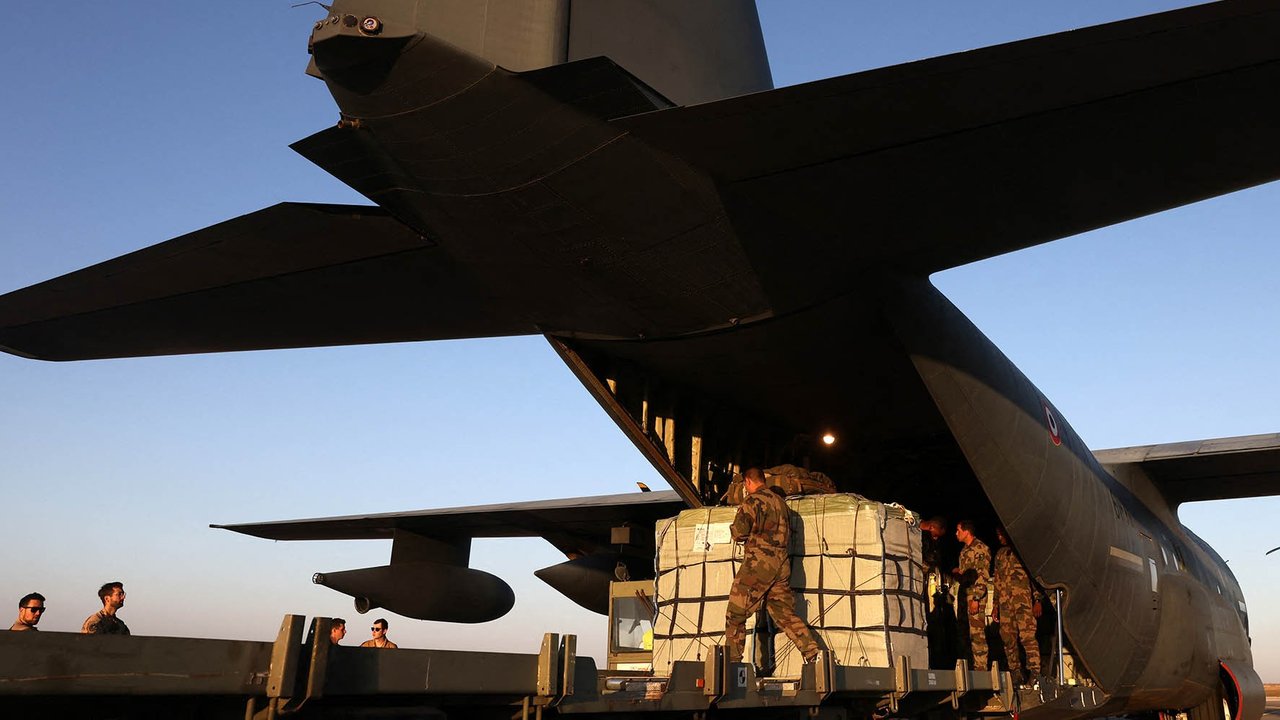 Personel militer Prancis memuat bantuan kemanusiaan ke sebuah pesawat sebelum operasi penerjunan udara ke Jalur Gaza di Yordania , Sabtu (02/08/2025).