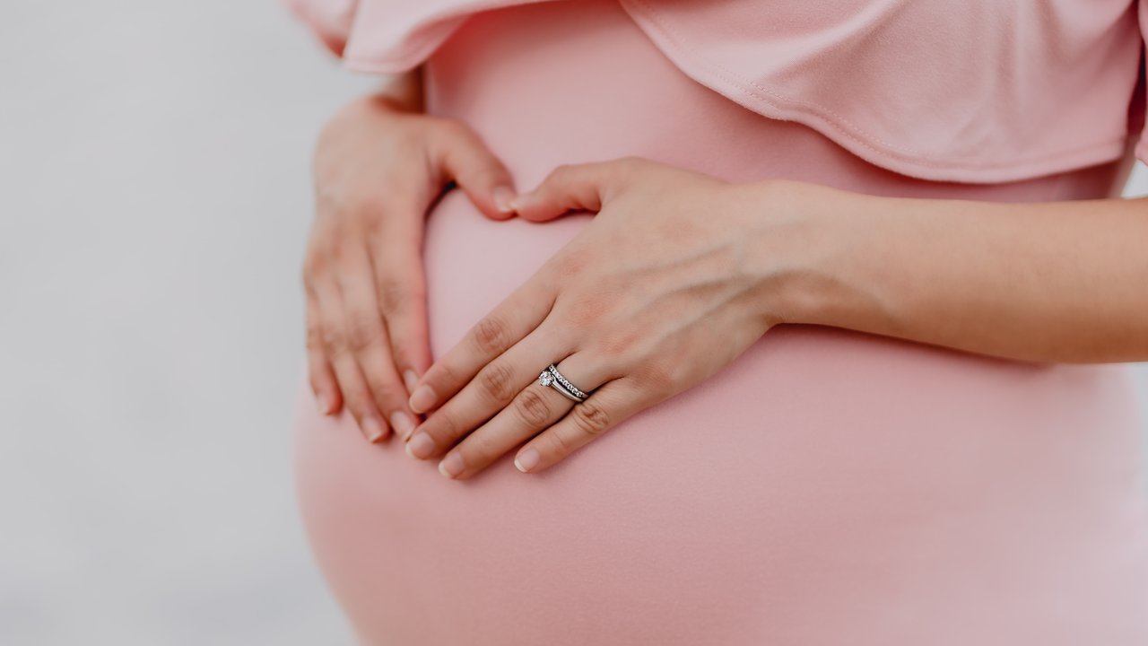 Ilustrasi Ibu di Alabama yang mengalami kondisi langka yakni rahim ganda dan kini hamil di tiap rahimnya. (Unsplash/Juan Encalada)