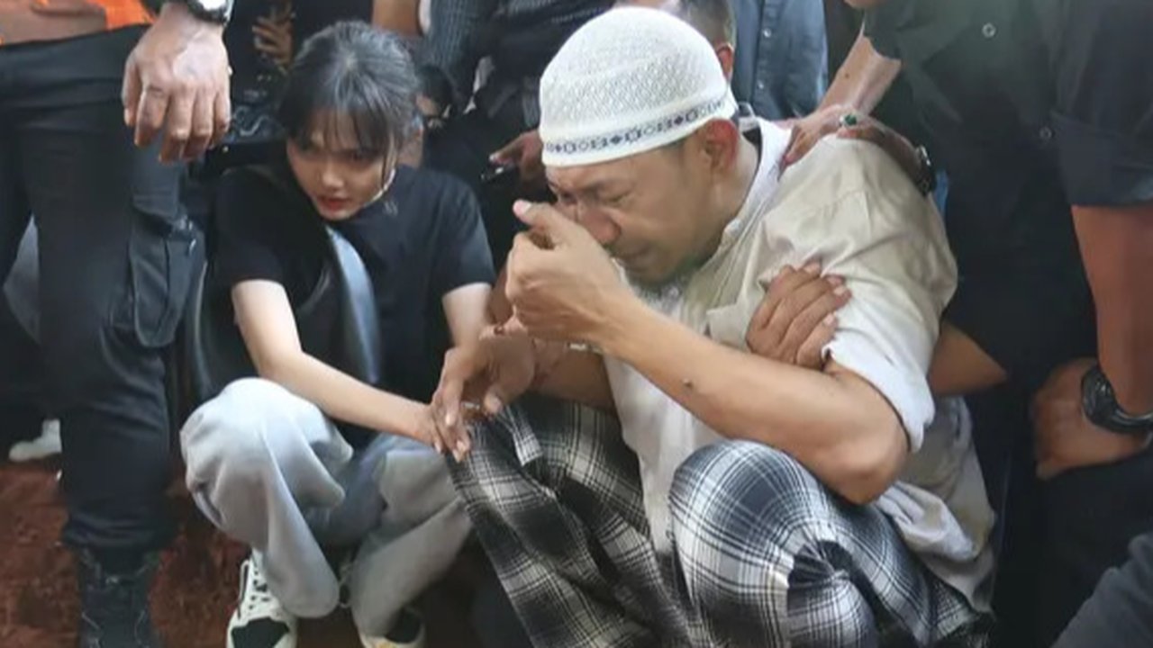 Potret Ajie Darmaji Suami Mpok Alpa yang Setia Mendampingi. (Sumber: Instagram/jie.langit)
