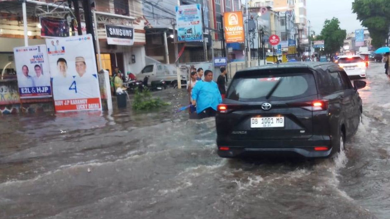 Hujan yang terjadi di Kota Manado pada, Selasa (1/10/2024), menyebabkan banjir di sejumlah kawasan di ibukota Provinsi Sulut itu.