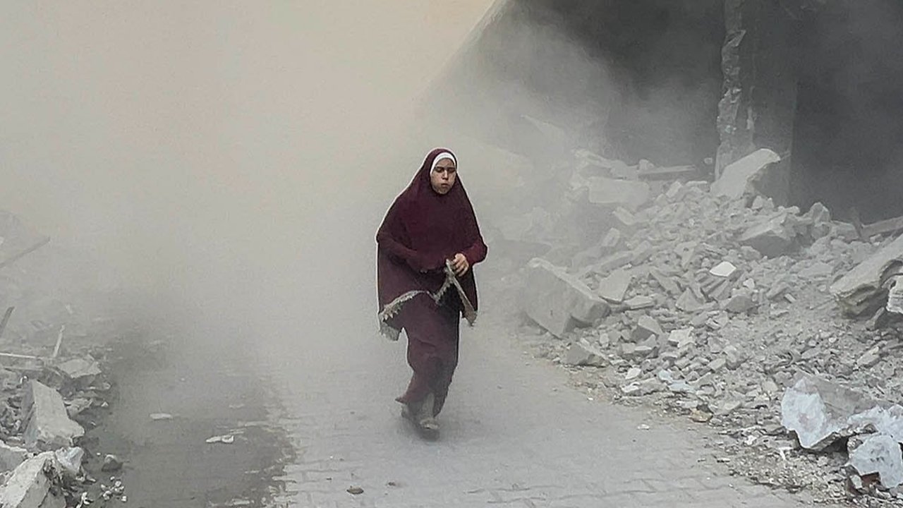 Warga Palestina berlari menjauh dari lokasi serangan udara Israel di sebuah gedung enam lantai di lingkungan Saftawi, sebelah barat Jabalia, di Jalur Gaza utara, Selasa (19/08/2025) waktu setempat.
