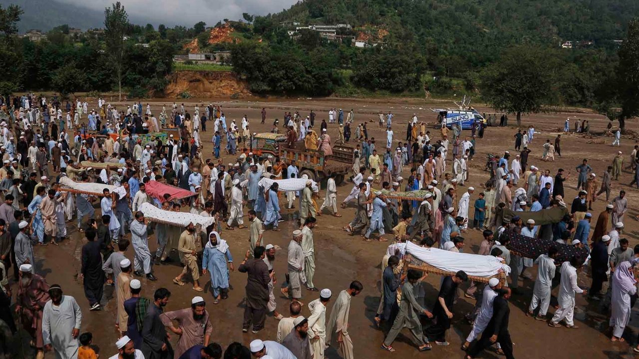 Hujan deras masih menjadi hambatan besar dalam operasi penyelamatan. (Abdul MAJEED/AFP)