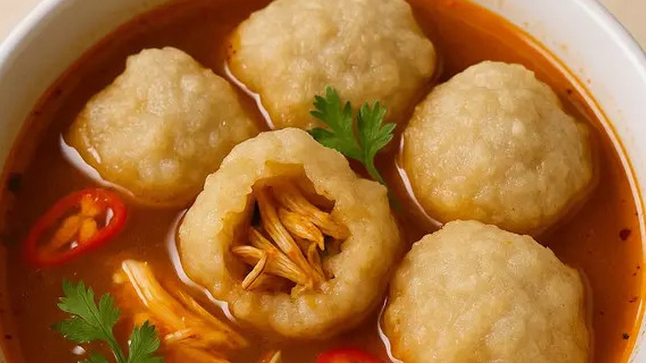 Resep Cireng Isi Ayam Suwir Kuah Pedas untuk Jualan, Tampilan Unik dan Rasanya yang Lezat (sumber:AI)