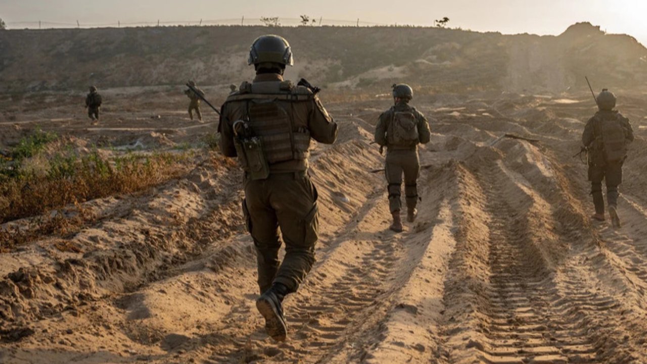 Tentara penjajah Israel melakukan operasi penghancuran di Tel Al-Sultan, Rafah, Gaza selatan.