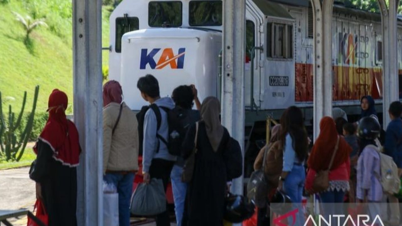 Terjadi lonjakan penumpang kereta api hingga 12 persen untuk tujuan Banyuwangi. Apa penyebab utama lonjakan penumpang kereta api ini dan bagaimana KAI mengatasinya?