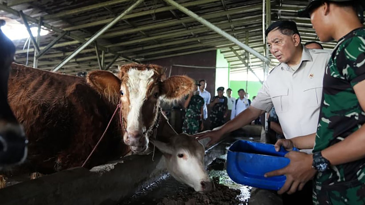 Menteri Pertahanan RI Sjafrie Sjamsoeddin saat meninjau Batalyon Teritorial Pembangunan (Yonif TP) di Wanajaya, Bekasi, Rabu (20/8/2025).