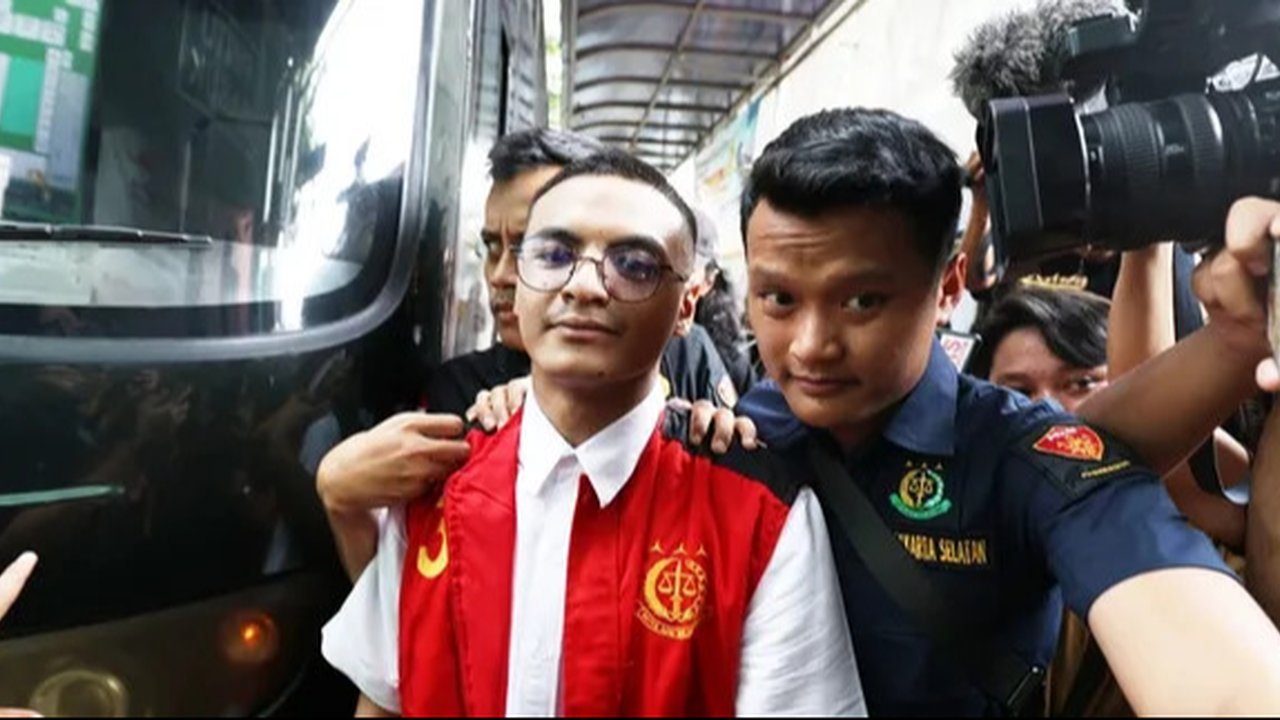 Vadel Badjideh jalani sidang lanjutan kasus dugaan pencabulan dan aborsi dengan korban putri Nikita Mirzani. Dalam sidang yang digelar tertutup, ia bersaksi.
