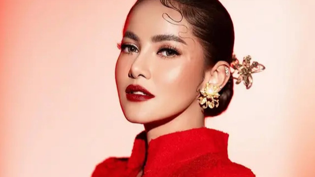 Gaya Olla Ramlan dengan Kebaya Ekor Panjang Nuansa Merah Putih (@riomotret)