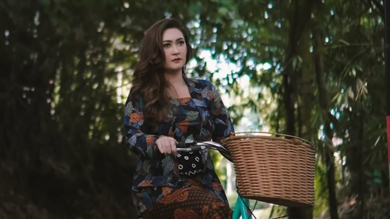 6 Foto Teras Rumah Nafa Urbach di Kampung Halaman, Natural dan Serba Klasik