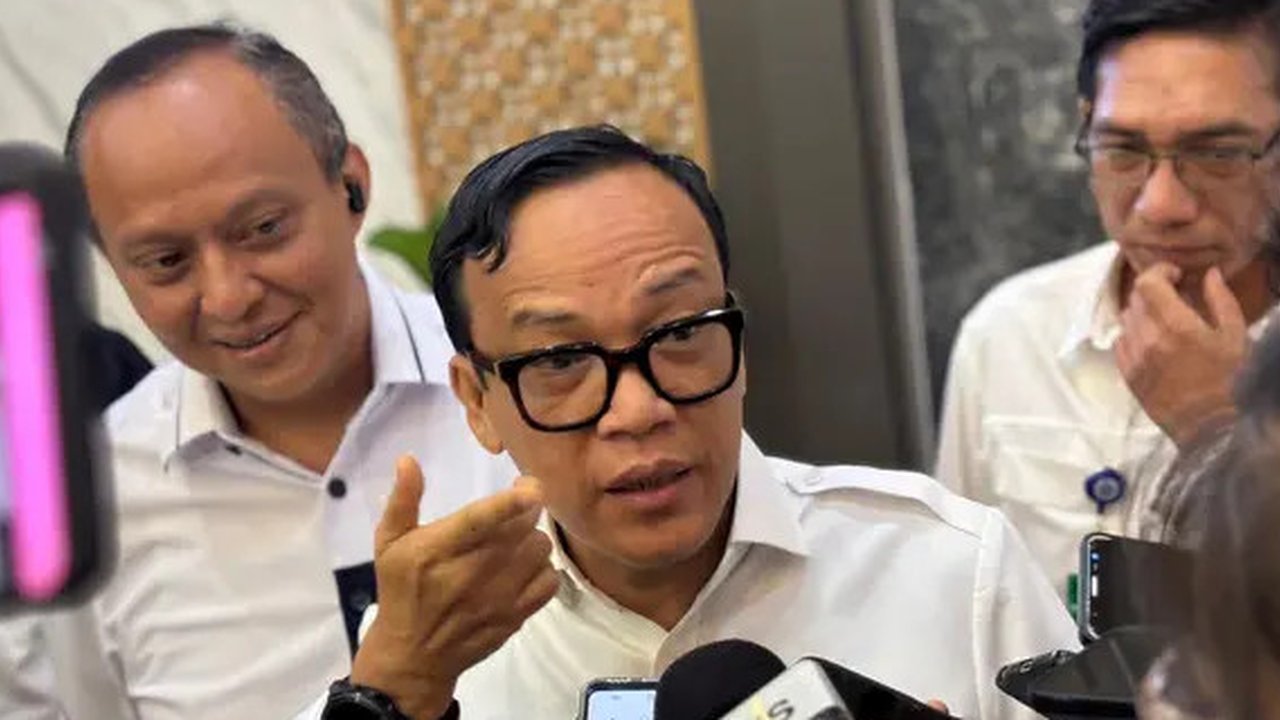 Wakil Menteri Ketenagakerjaan (Wamenaker) Immanuel Ebenezer menanggapi berita tentang Sritex dinyatakan pailit. (dok: Tira)