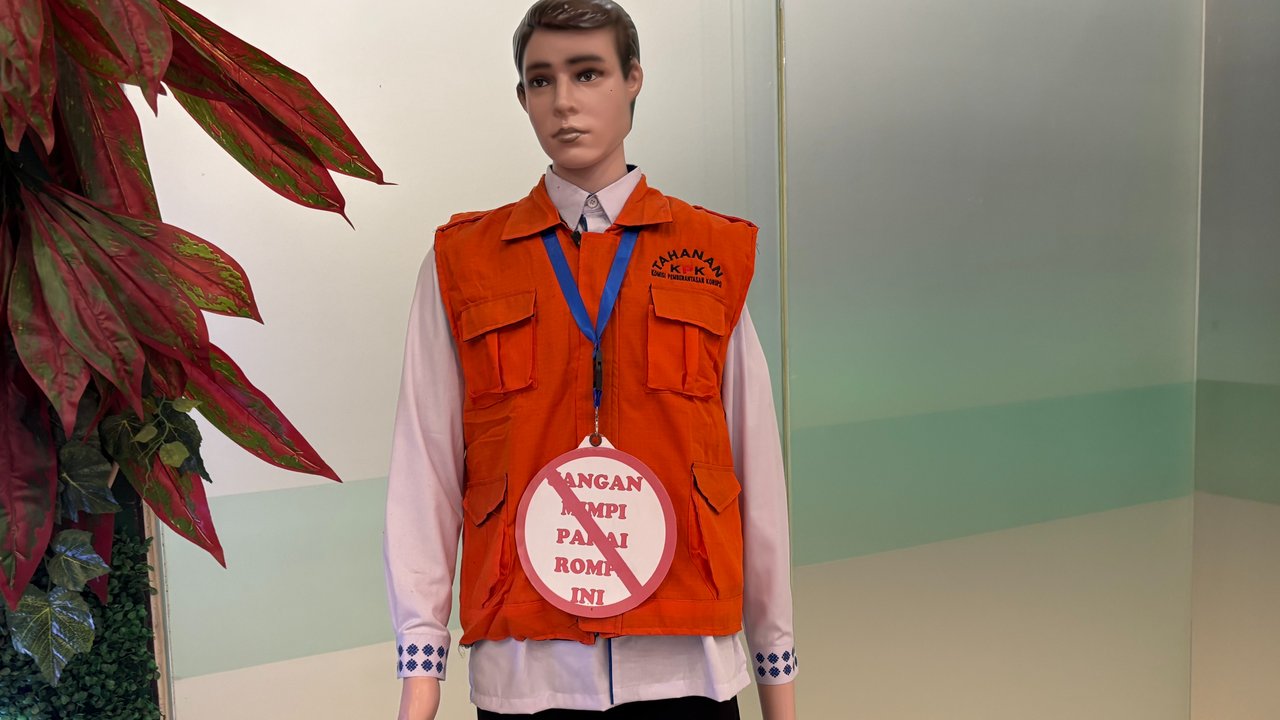 Simbol Jadi Nyata Patung Berompi Oranye di Kemenaker, Wamennya Ditangkap KPK