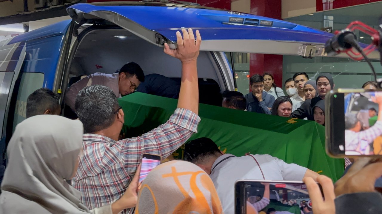 Isak Tangis Pecah Hantarkan Jenazah Kepala Cabang Bank ke Rumah Duka