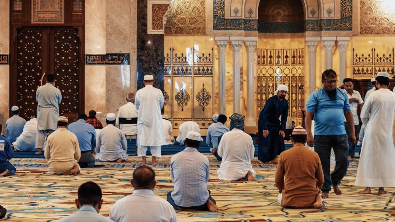 Bacaan Niat Sholat Jumat Imam dan Makmum, Lengkap dengan Tata Caranya