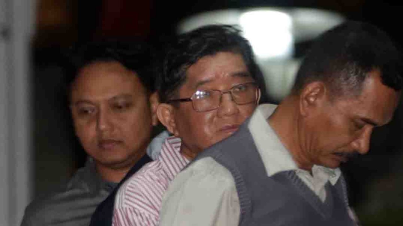 Tersangka kasus dugaan suap pemberian Izin Usaha Pertambangan (IUP) Rudy Ong Chandra (berkacamata) tiba untuk menjalani pemeriksaan di Gedung Merah Putih KPK, Jakarta, Kamis (21/8/2025)  malam.
