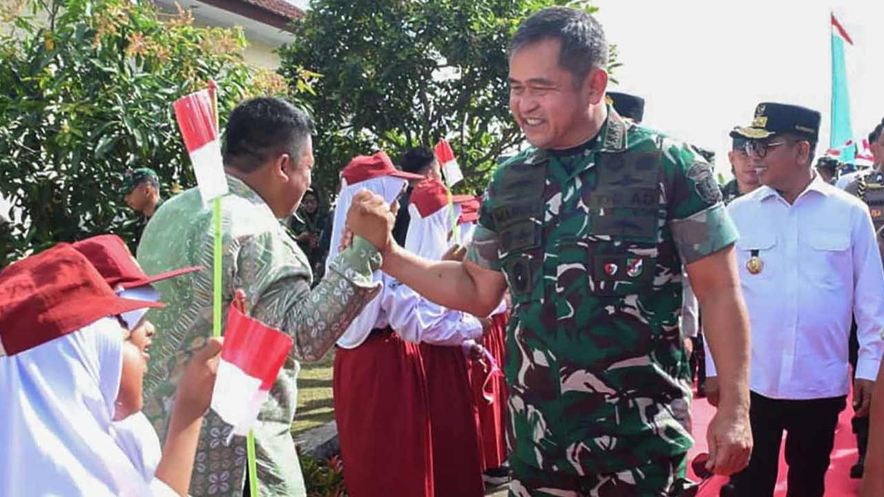 Kasad Jenderal TNI Maruli Simanjuntak saat penutupan TMMD ke-125 di Lapangan Dinas Sosial Kota Cilegon, Kamis (21/8/2025