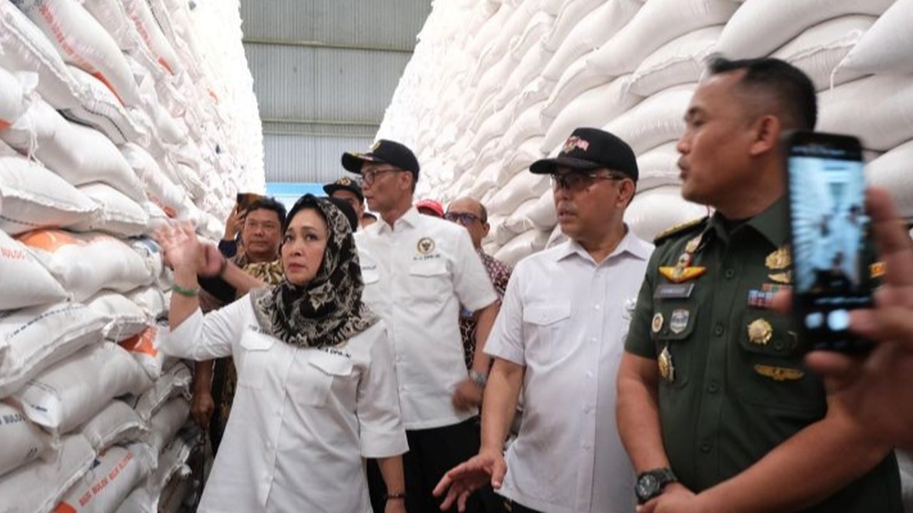 VIDEO: Titiek Soeharto Tegur Dirut Bulog Depan Mentan Amran 