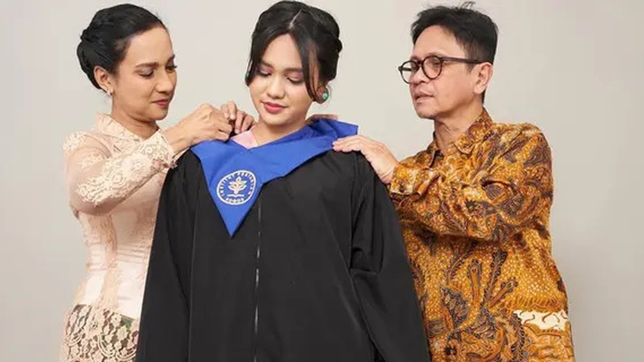 Momen wisuda Charlotte, anak Shahnaz Haque dan Gilang Ramadhan. [IG: @shahnaz.haque]