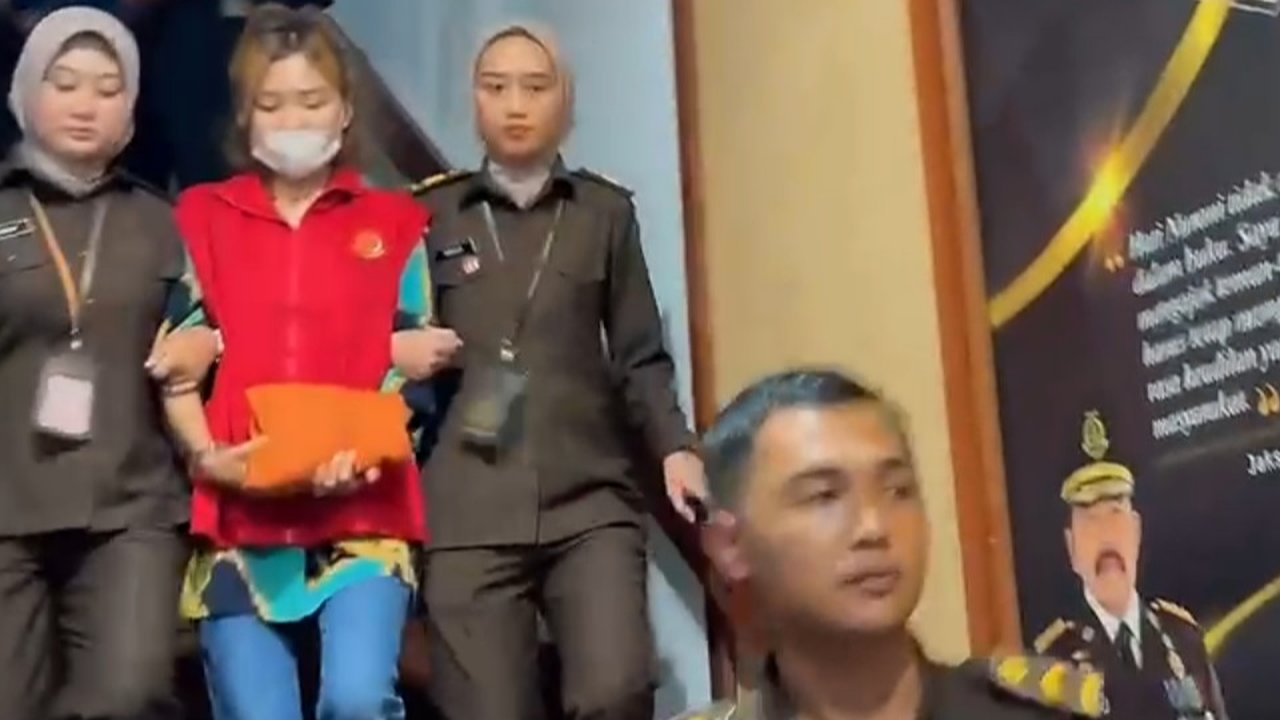 Tega, Perempuan Pegawai Bank di Bandung Catut Identitas hingga Potong Dana Nasabah hingga Tilap Uang KUR Rp3,6 Miliar