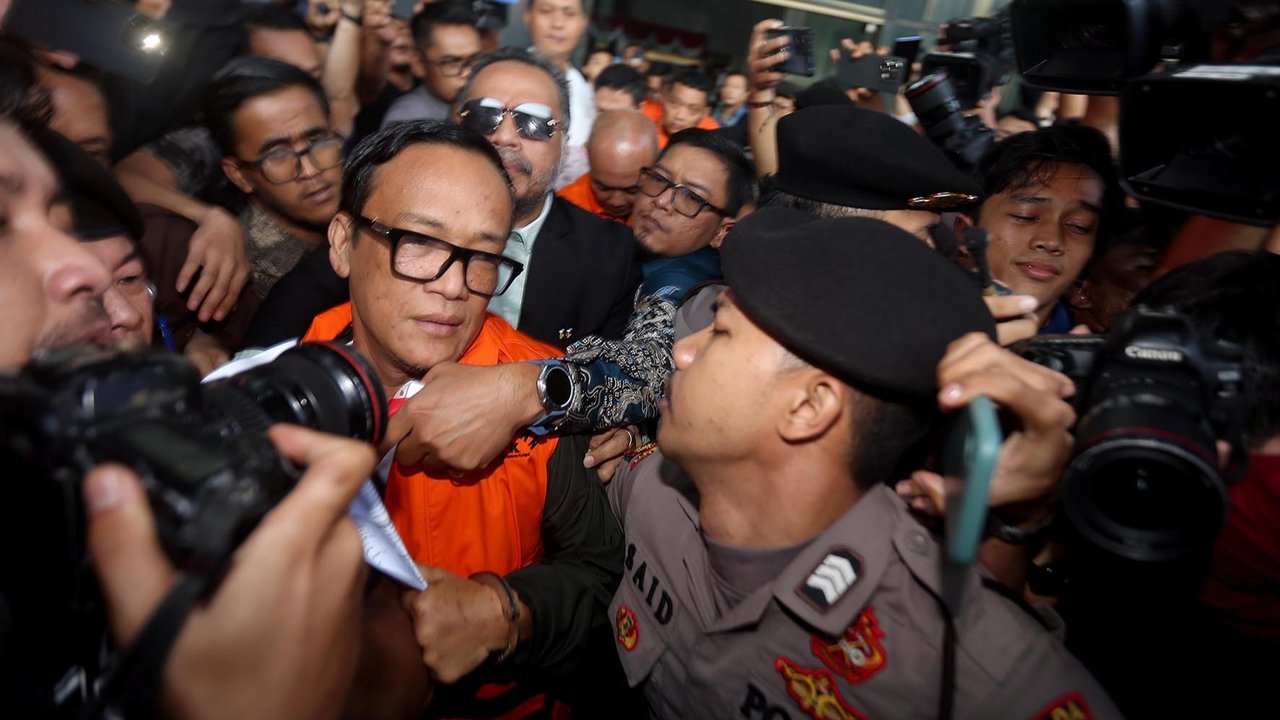 Tersangka Kasus dugaan pemerasan pengurusan Sertifikat Keselamatan dan Kesehatan Kerja (K3) yang juga Wakil Menteri Ketenegakerjaan (Wamenaker) Immanuel Ebenezer Gerungan alias Noel berjalan sambil menangis  usai menjalani pemeriksaan di Gedung Merah Putih KPK, Jakarta, Jum'at (22/8/2025),