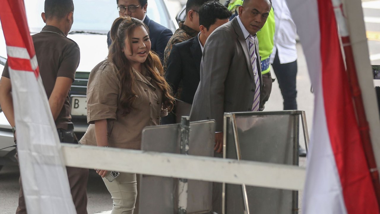 Selebgram Lisa Mariana Presley Zulkandar didampingi kuasa hukum tiba untuk menjalani pemeriksaan sebagai saksi di Gedung Merah Putih KPK, Jakarta, Jumat (22/8/2025).