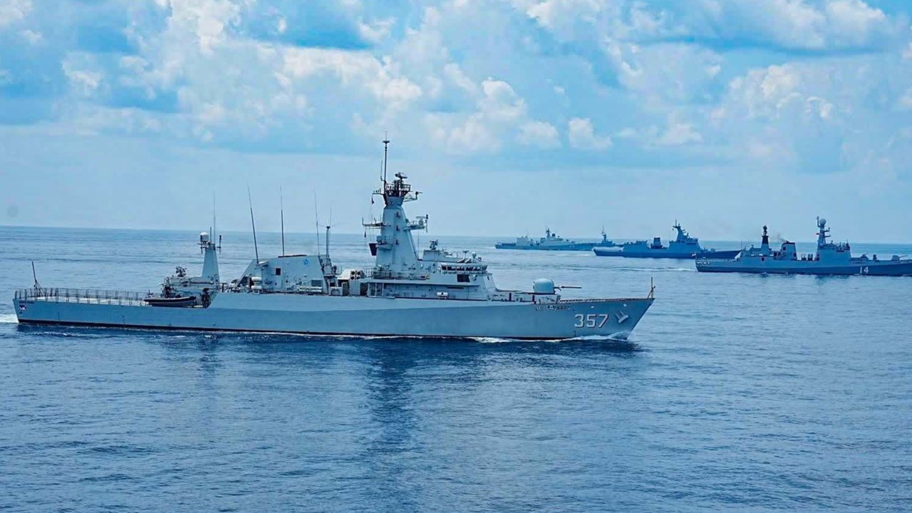 KRI Bung Tomo-357 saat mengikuti latihan laut bersama kapal perang negara ASEAN yang diselenggarakan Angkatan Laut Kerajaan Malaysia di Selat Malaka, Malaysia (22/08/2025).