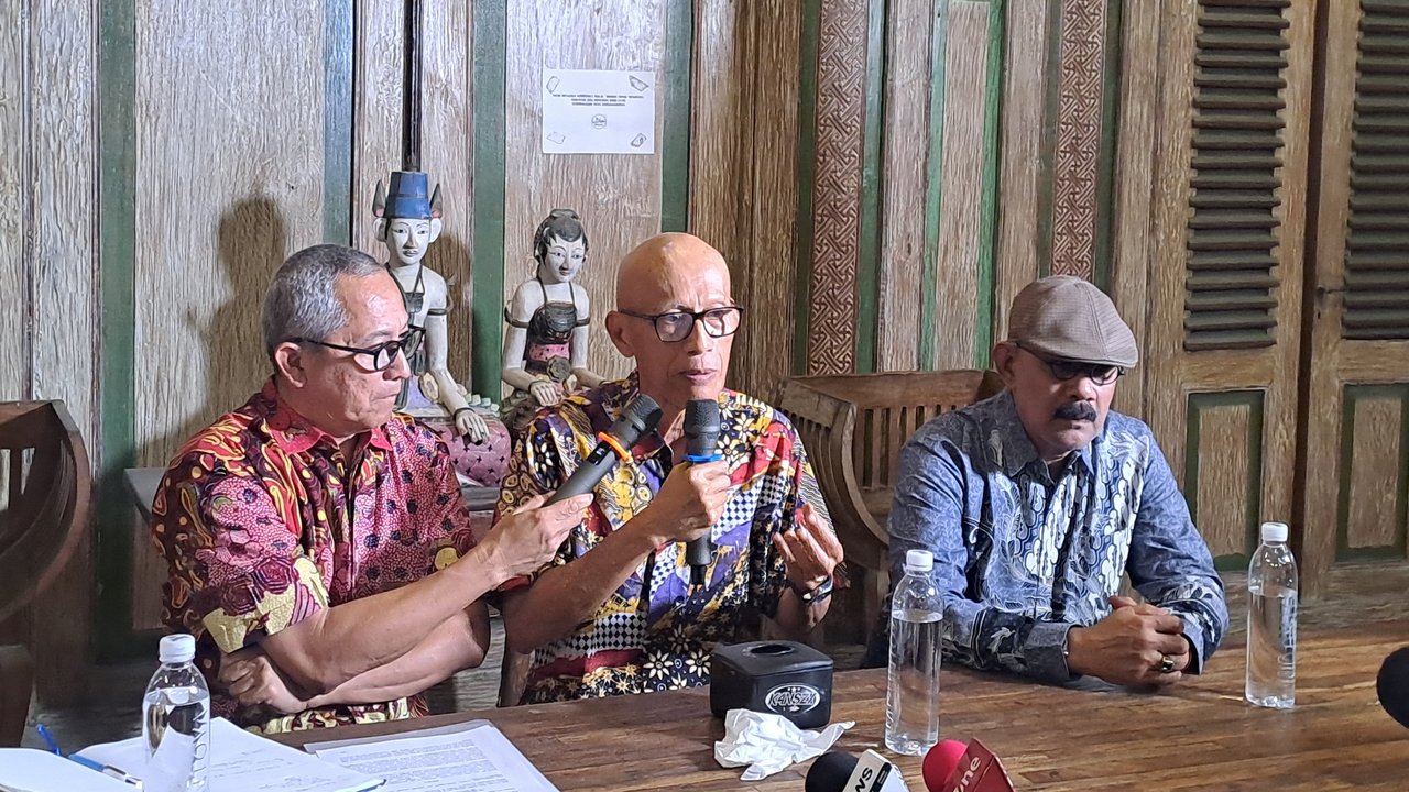 Keluarga diplomat Arya Daru Pangayunan