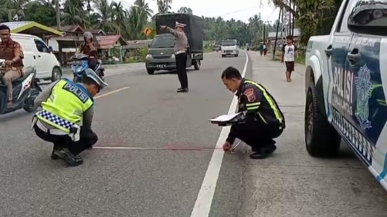 Polisi melakukan olah TKP kasus tabrak lari yang melibatkan anggota DPRD Padang Pariaman.
