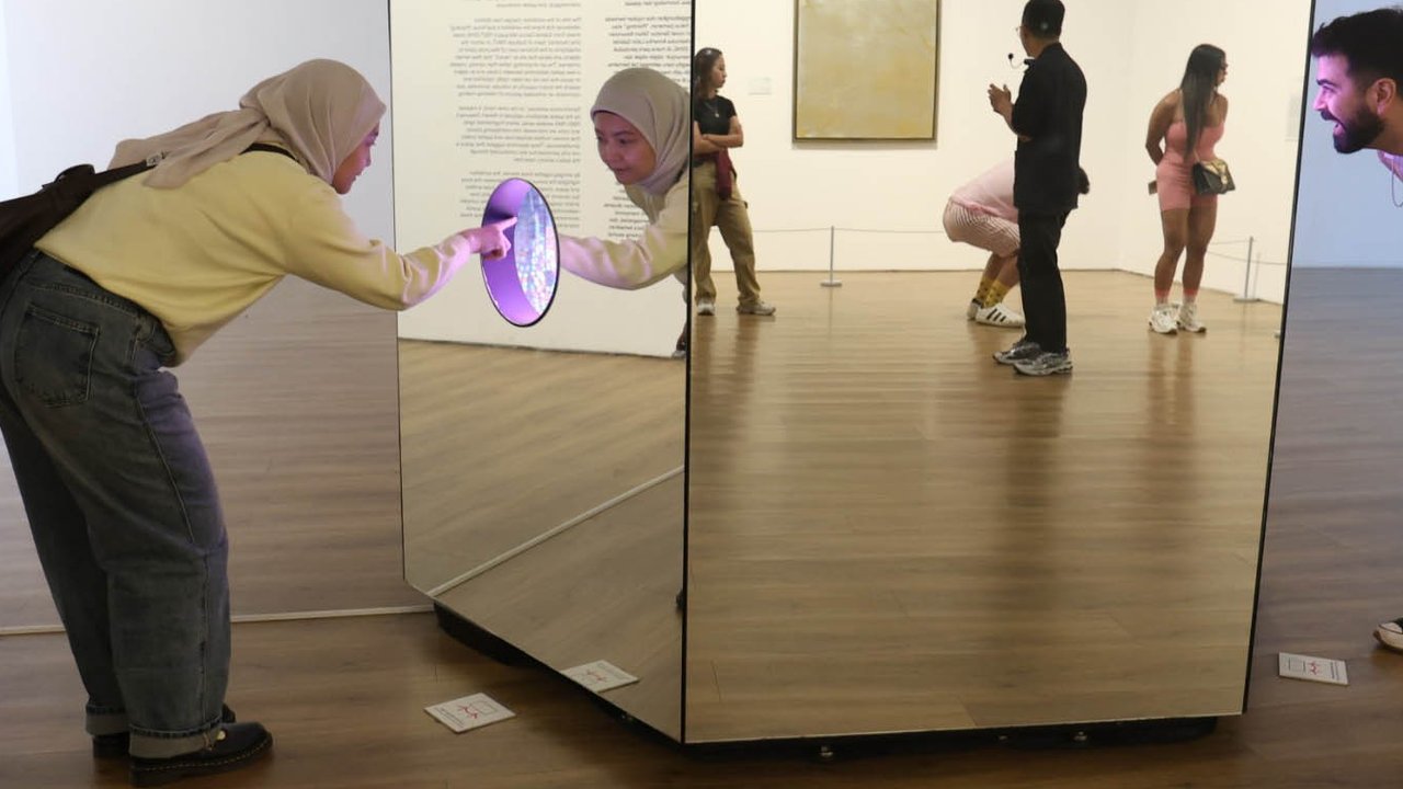 Anggota komunitas KapalagiClub menyaksikan materi pameran seni  di Musium Macan, Jakarta, Sabtu (23/08/2025).