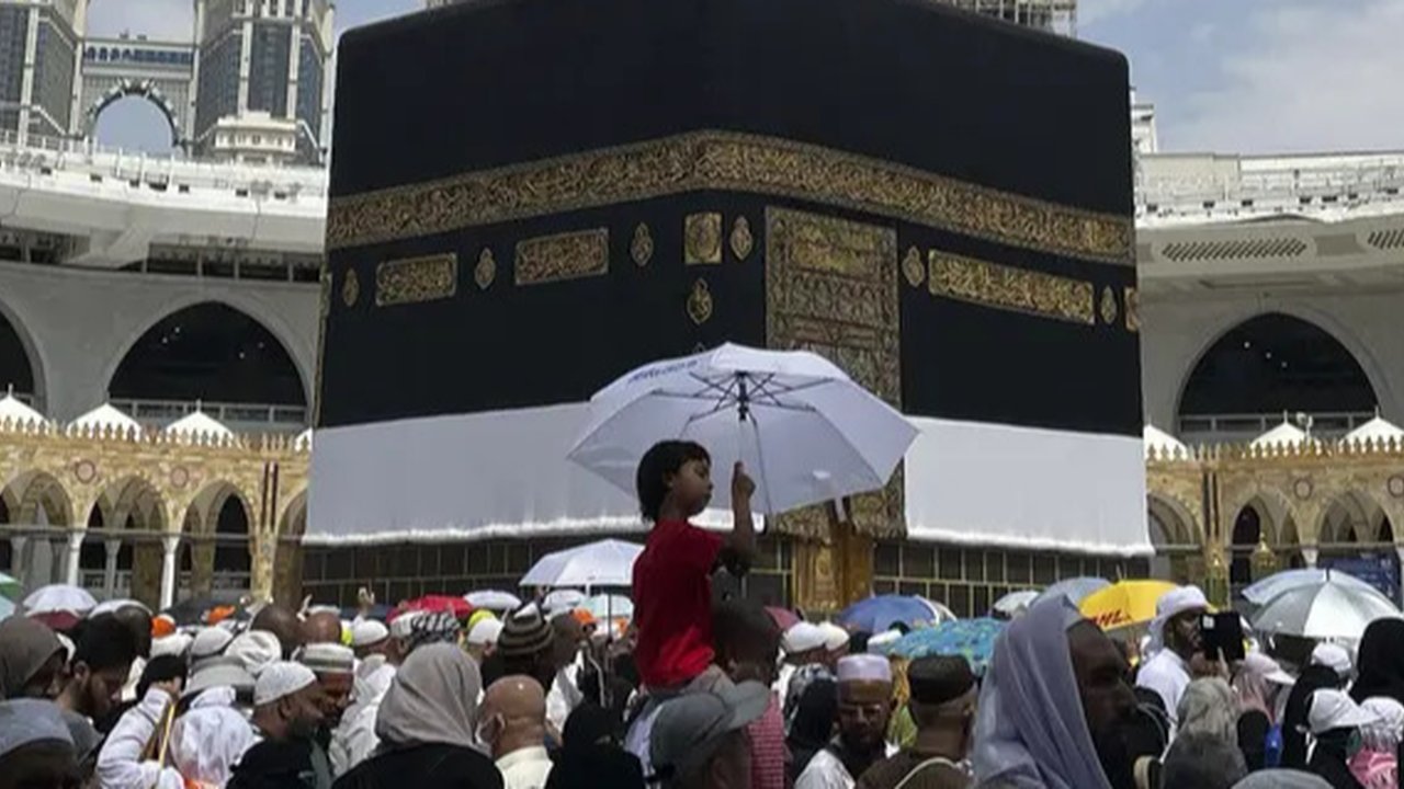 Suasana kakbah di siang hari. (dok. Liputan6.com/MCH 2025)Dinny Mutiah)