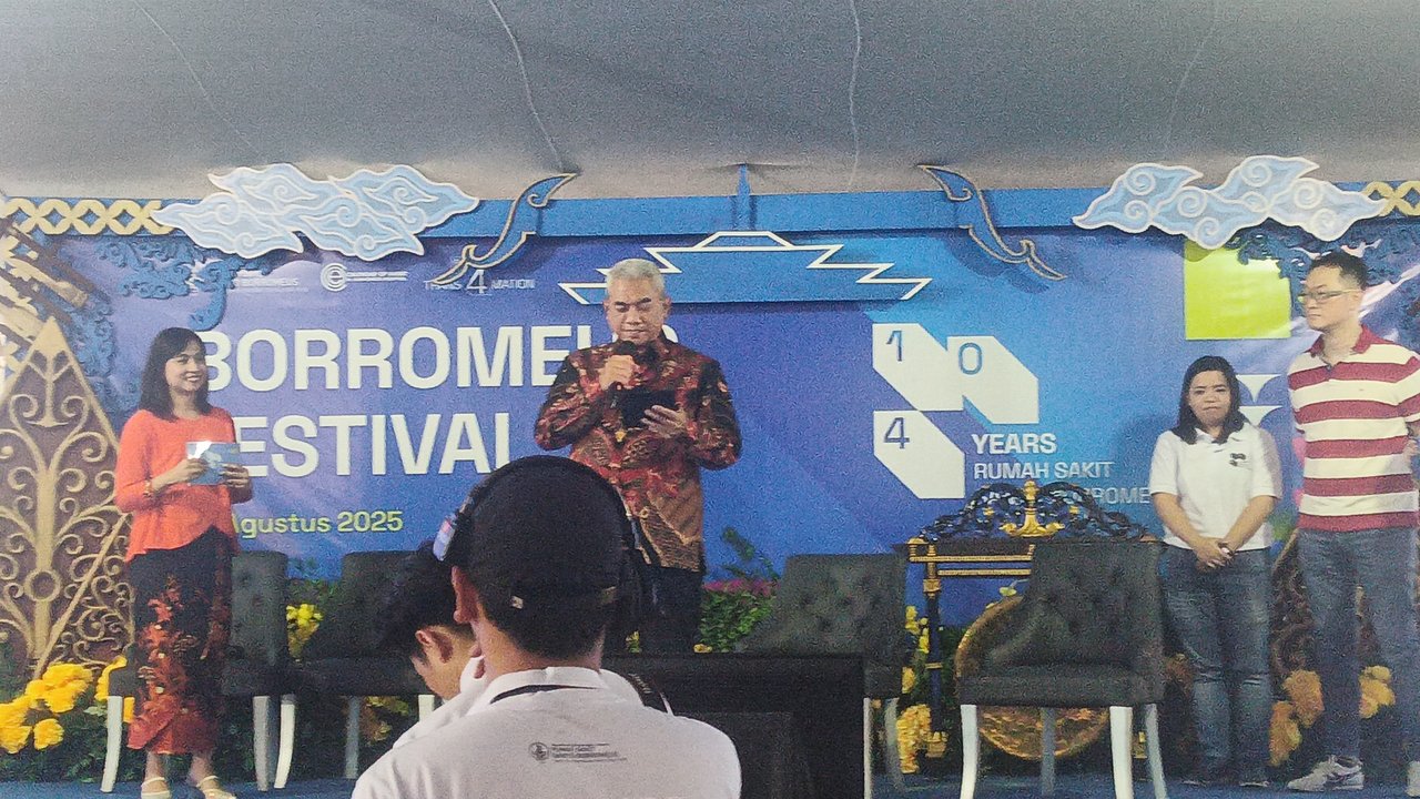 Plt. Kadinkes Bandung, Sony Adam, menyampaikan paparan soal antisipasi kasus DBD, di RS Borromeus, pada Minggu (24/8)