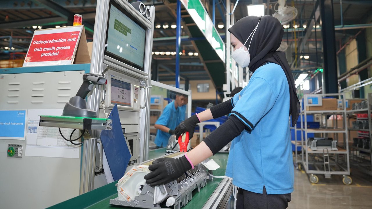 Suasana aktivitas pekerja mitra UKM pilot sedang mengikuti program pelatihan dan pendampingan basic mentality dan 5 R oleh instruktur YDBA di Solo, Jawa Tengah, Selasa (10/9/2019). Pada tahap