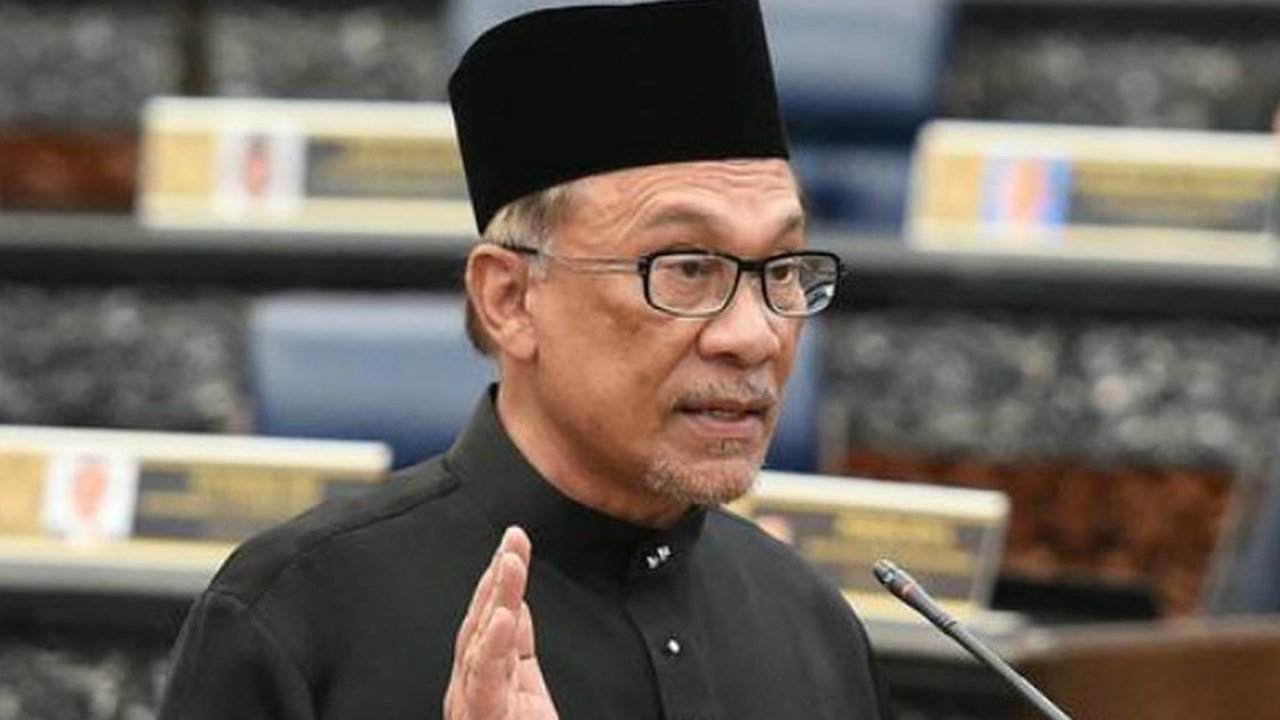 Jalan di depan Dataran Merdeka, yang dikenal sebagai Lapangan Kemerdekaan, kosong selama hari pertama Perintah Kontrol Gerakan Penuh (MCO) di Kuala Lumpur, Malaysia, Selasa (1/6/2021). Mal da