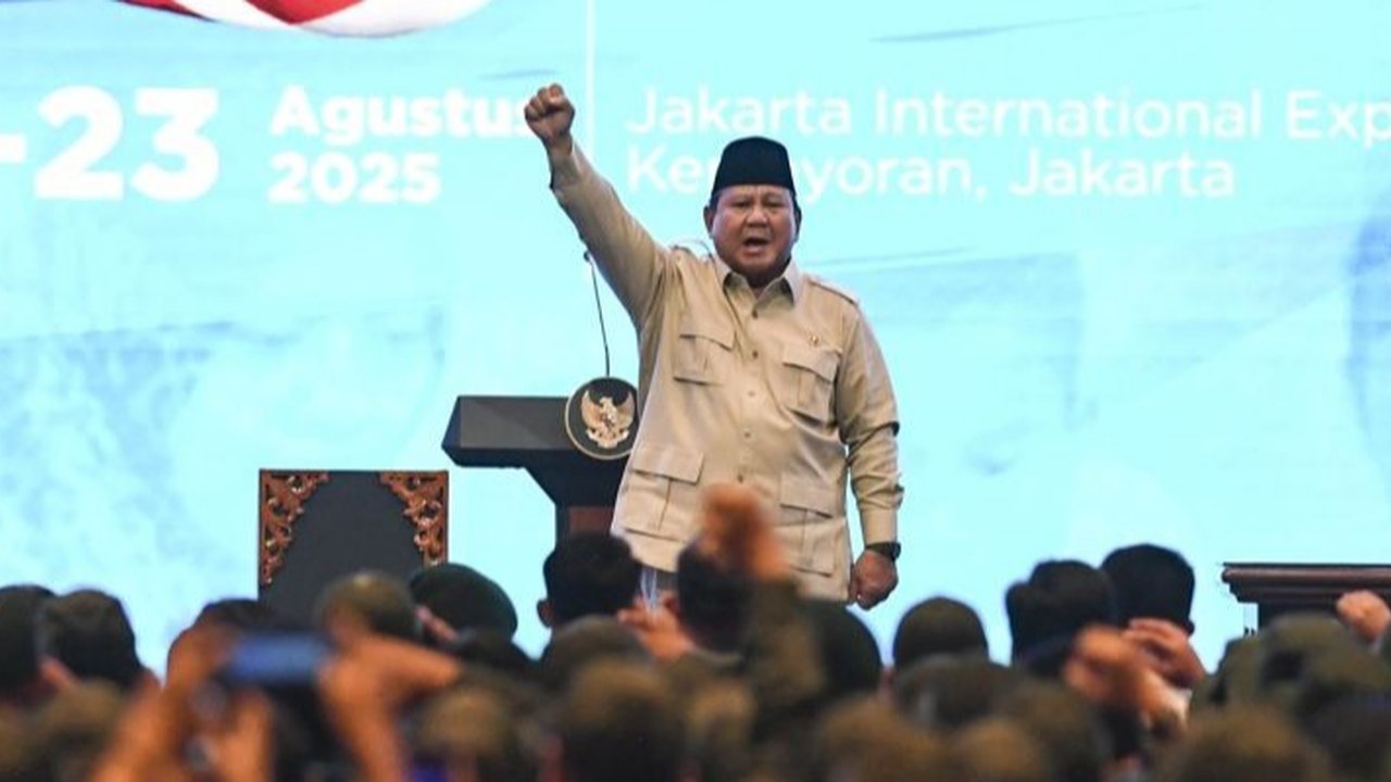 Presiden Prabowo Subianto menegaskan komitmen pemerintah dalam mengembangkan Sekolah Rakyat, meyakini program ini kunci utama mewujudkan Indonesia berdikari dan mandiri, bahkan hingga batuk karena semangat.