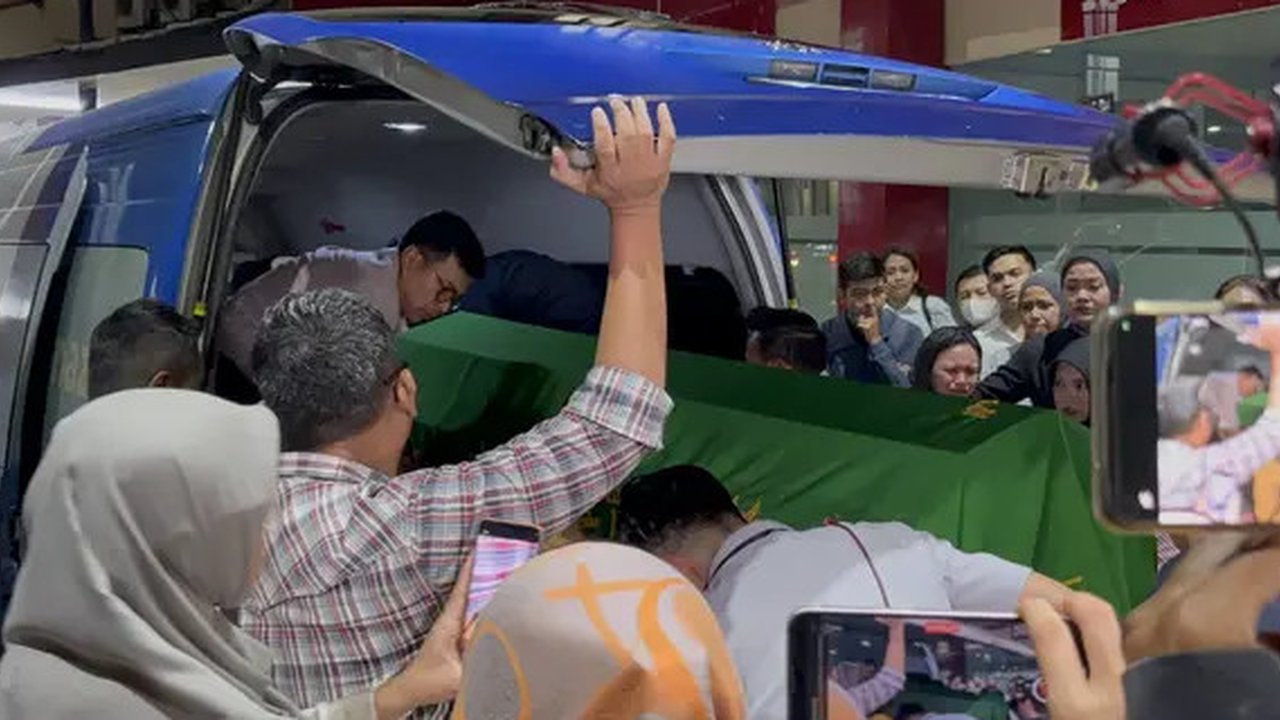 Isak tangis keluarga dan rekan kerja pecah ketika jenazah IP (37), kepala cabang bank di Jakarta berinisial IP, keluar dari ruang forensic (Istimewa)